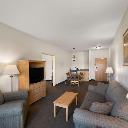 Tomahawk Rodeway Inn & Suites מראה חיצוני תמונה