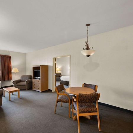 Tomahawk Rodeway Inn & Suites מראה חיצוני תמונה