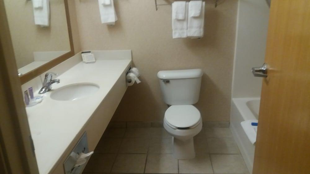Tomahawk Rodeway Inn & Suites מראה חיצוני תמונה