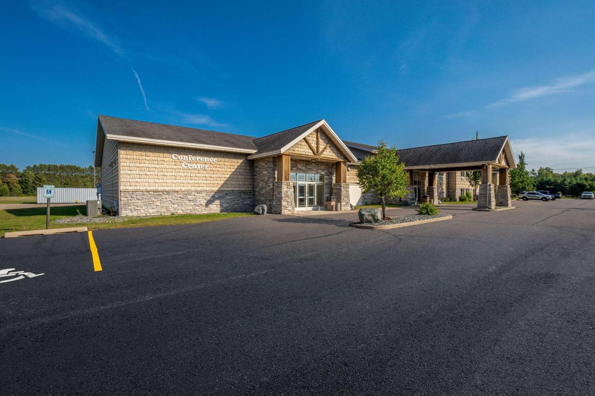 Tomahawk Rodeway Inn & Suites מראה חיצוני תמונה
