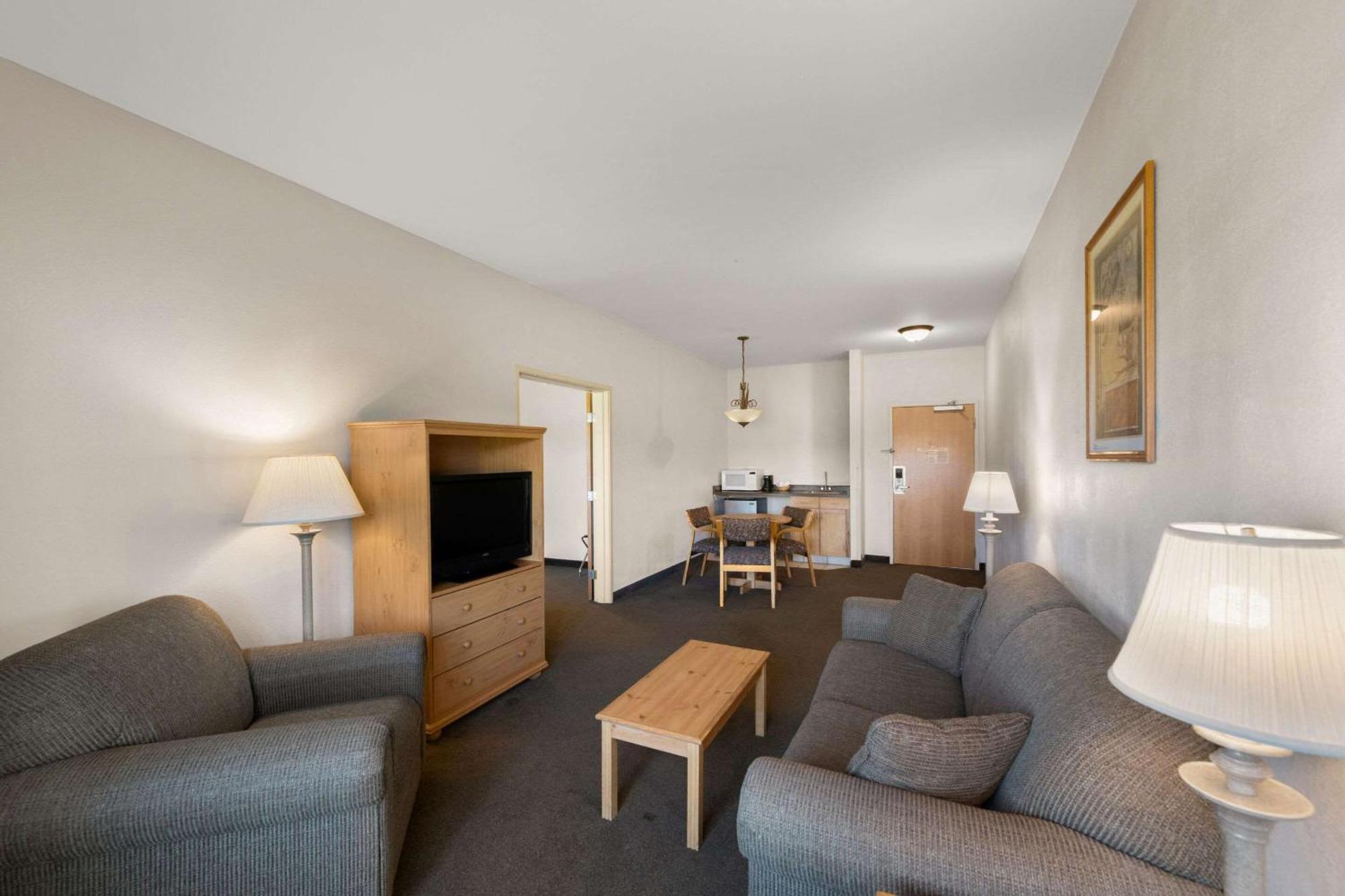 Tomahawk Rodeway Inn & Suites מראה חיצוני תמונה