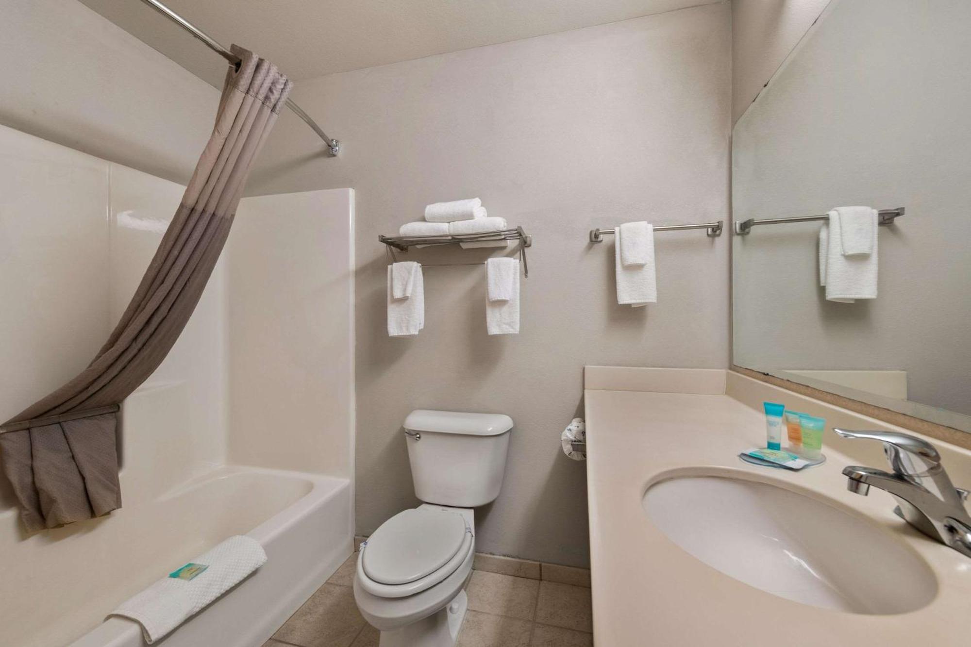 Tomahawk Rodeway Inn & Suites מראה חיצוני תמונה
