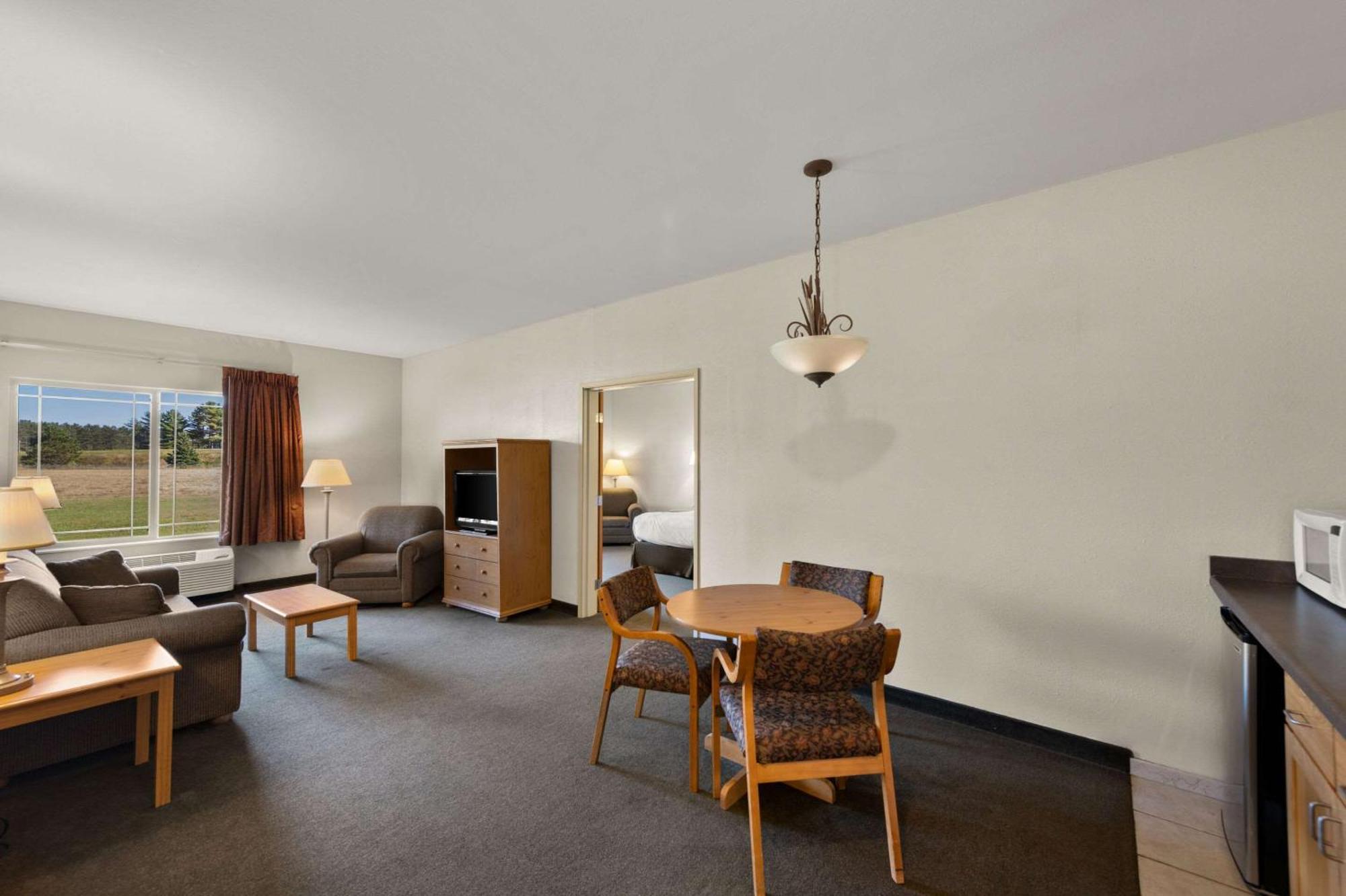 Tomahawk Rodeway Inn & Suites מראה חיצוני תמונה