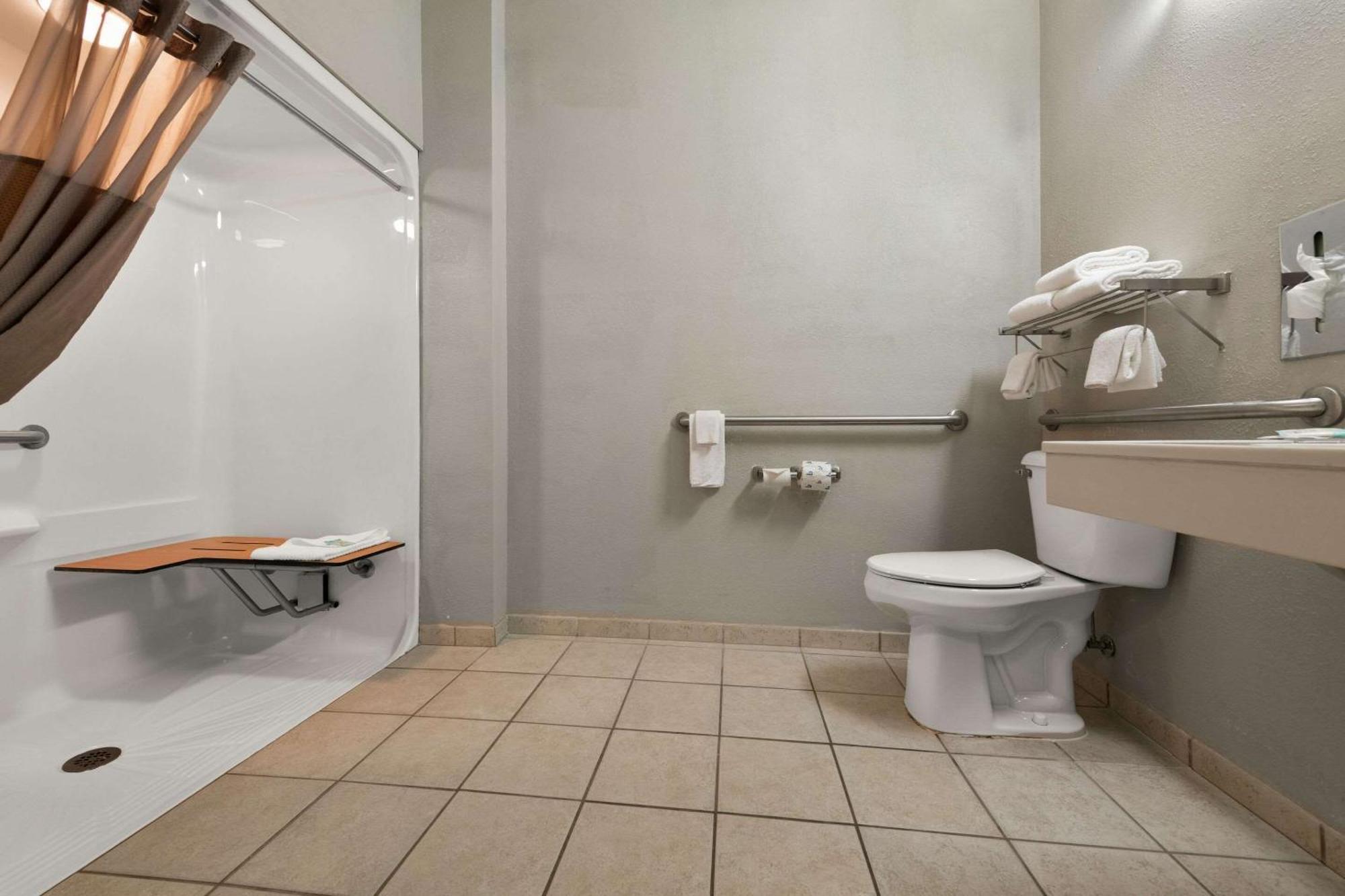 Tomahawk Rodeway Inn & Suites מראה חיצוני תמונה