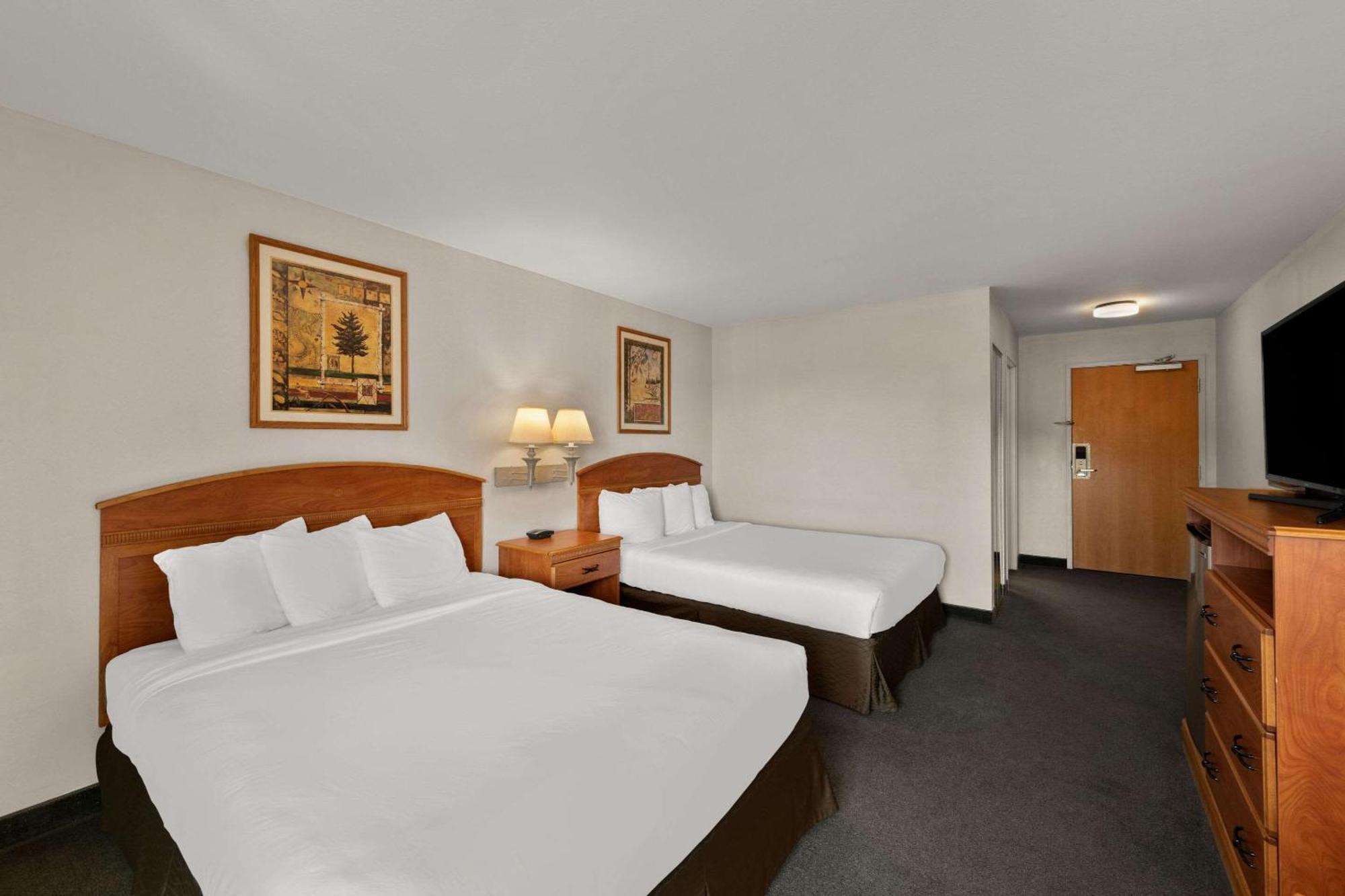 Tomahawk Rodeway Inn & Suites מראה חיצוני תמונה