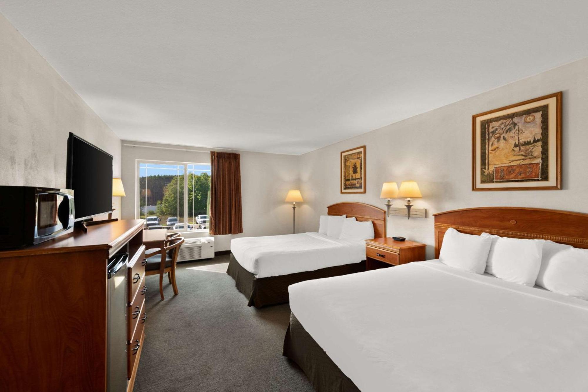 Tomahawk Rodeway Inn & Suites מראה חיצוני תמונה