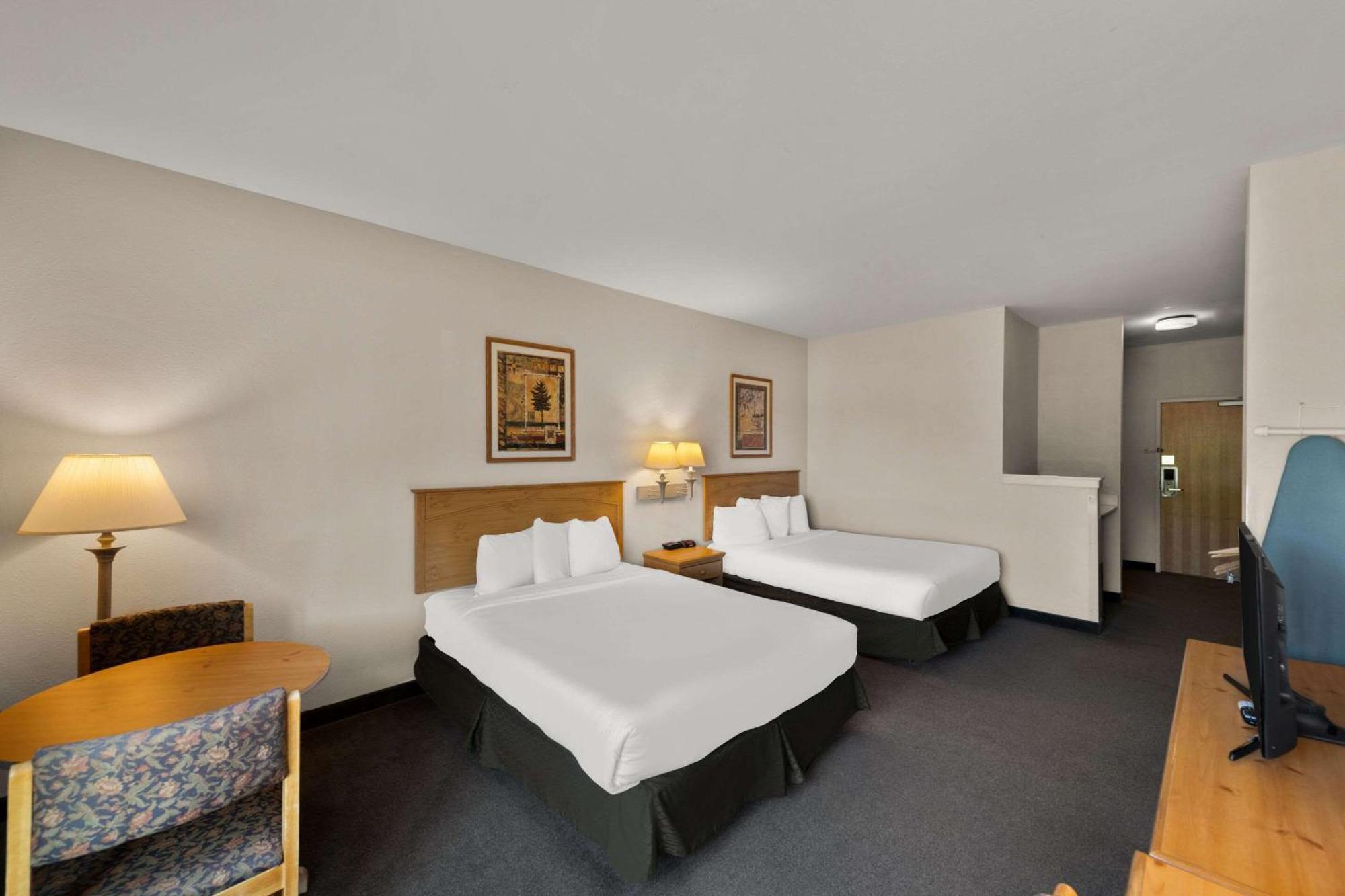 Tomahawk Rodeway Inn & Suites מראה חיצוני תמונה