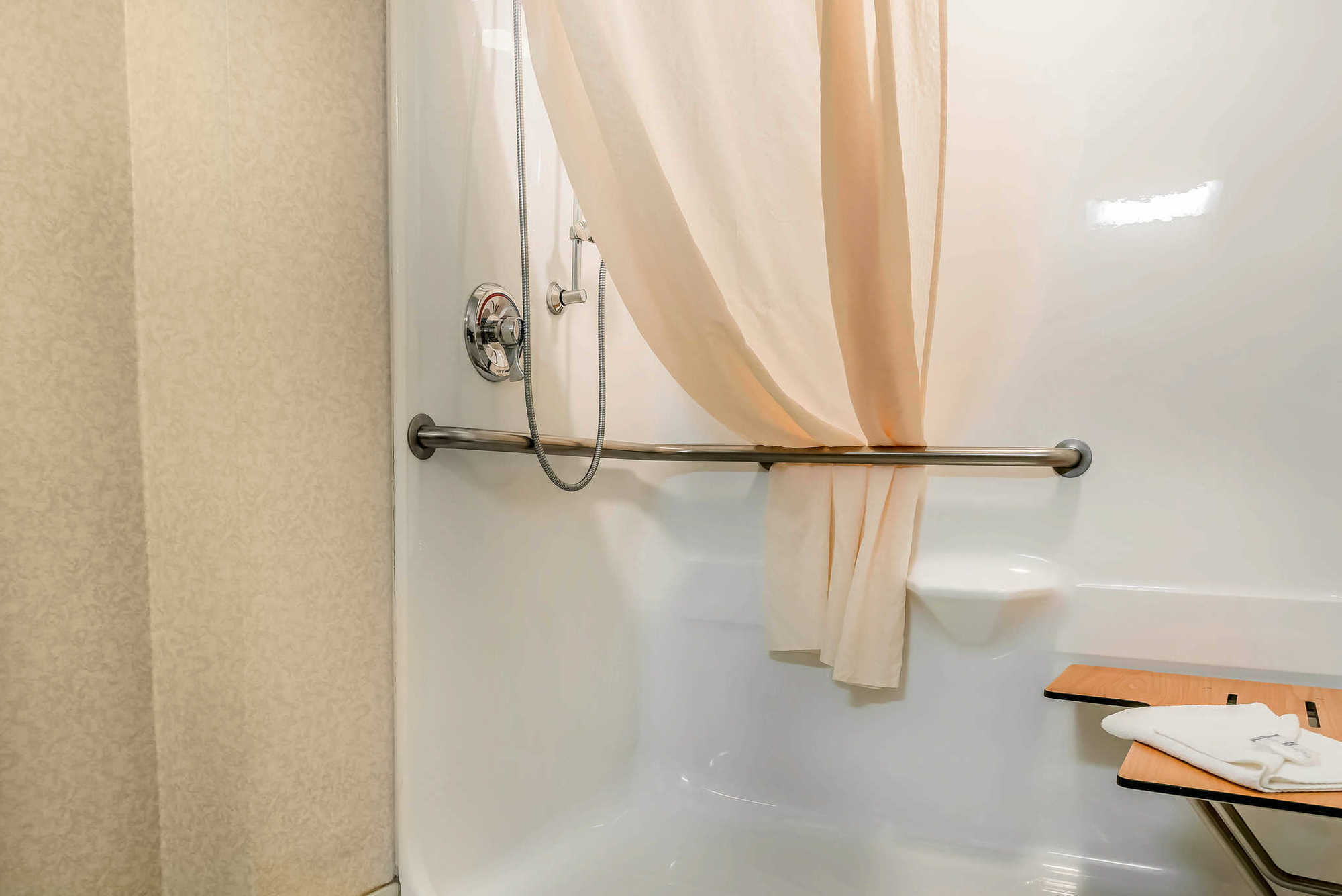 Tomahawk Rodeway Inn & Suites חדר תמונה