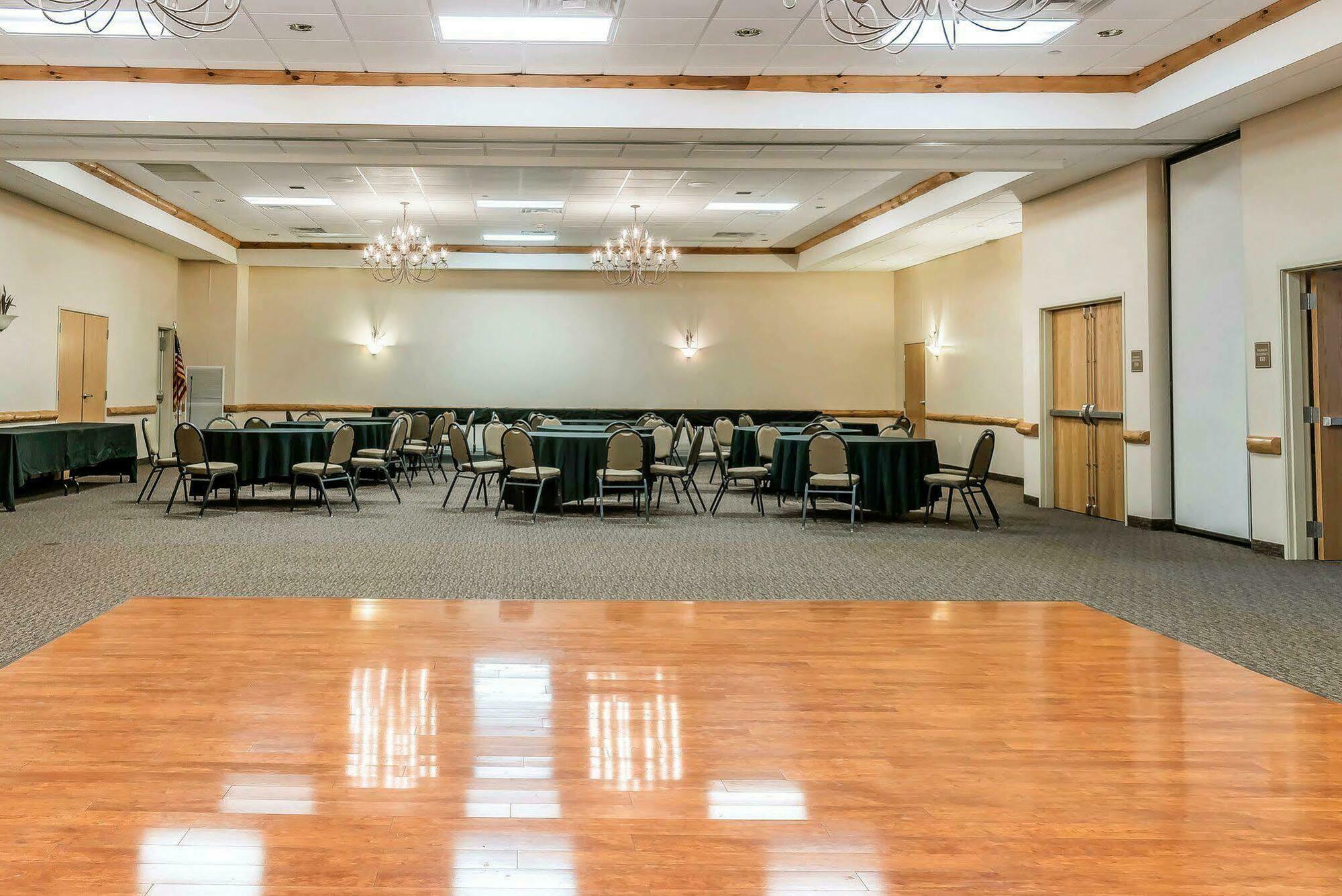 Tomahawk Rodeway Inn & Suites מראה חיצוני תמונה