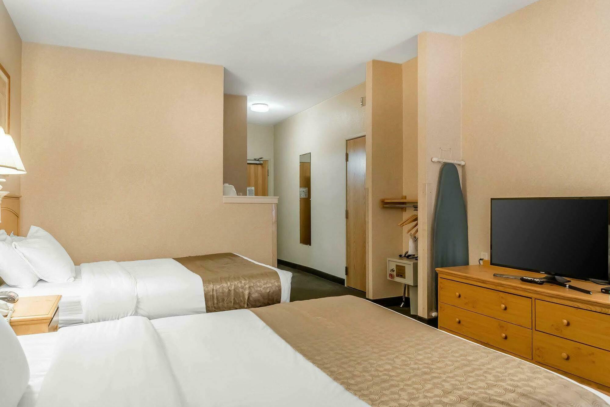 Tomahawk Rodeway Inn & Suites מראה חיצוני תמונה
